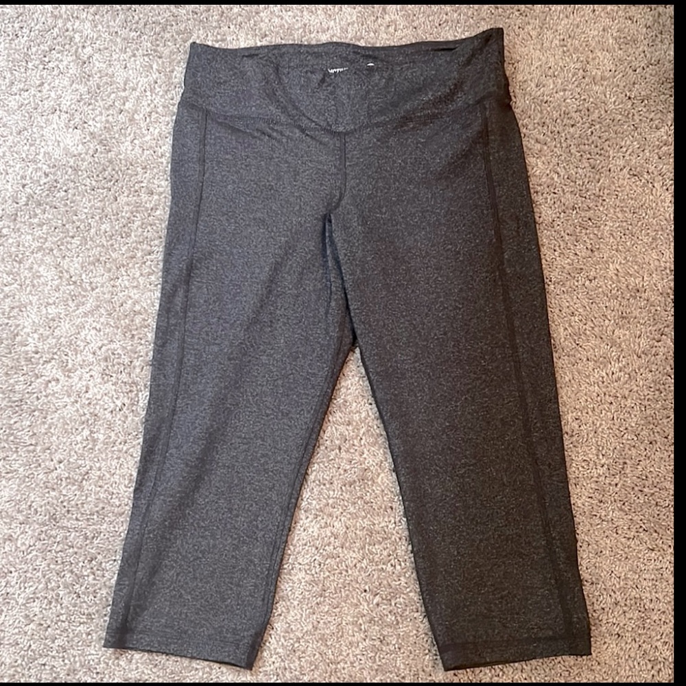 Old Navy size L gray cropped athletic leggings!